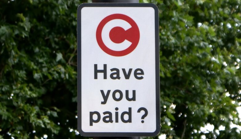 Schild mit Hinweis auf die Congestion Charge in London