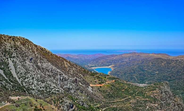 Blick von der Lasithi-Hochebene auf Kreta über das Tal bis zum Meer