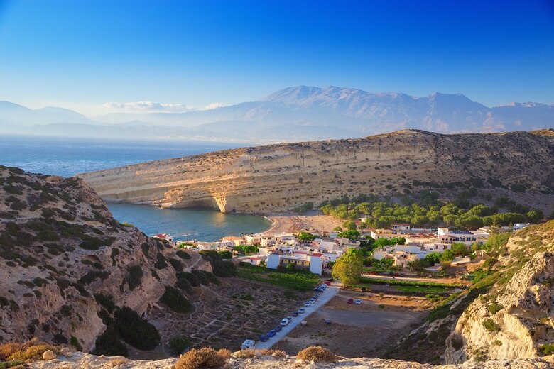 Blick über das Dorf Matala auf Kreta