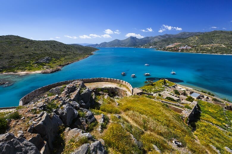 Blick über die Halbinsel und ehemalige Leprakolonie Spinalonga auf Kreta