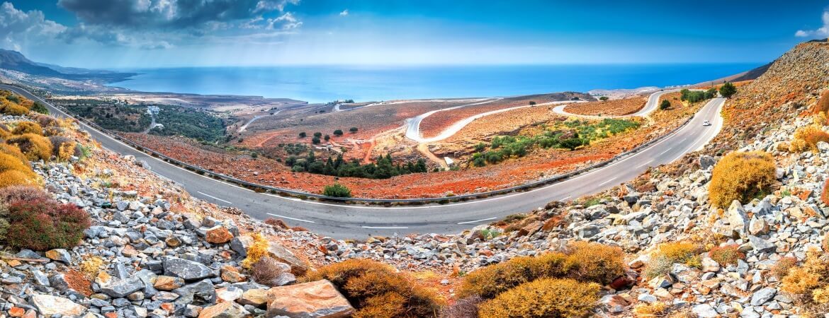 Malerische Straße auf Kreta mit Blick auf das Meer