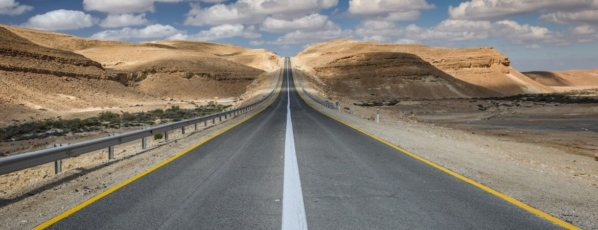 Straße in der Negev-Wüste in Israel