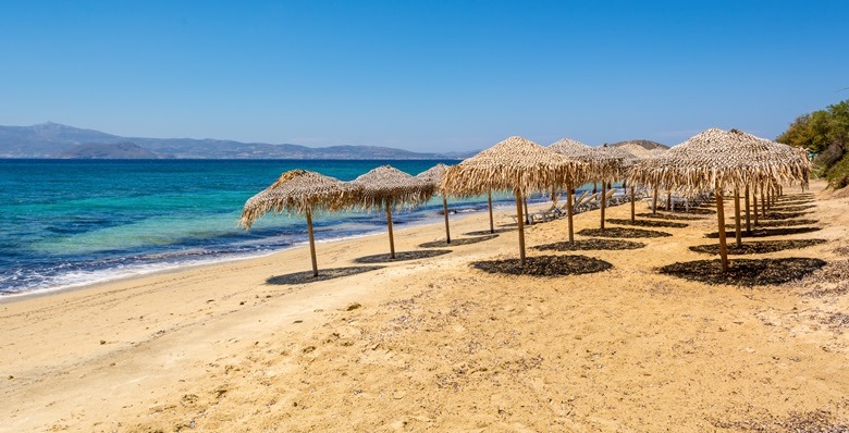 Schöner Strandabschnitt bei Agia Anna mit Sonnenschirmen auf der griechischen Insel Naxos