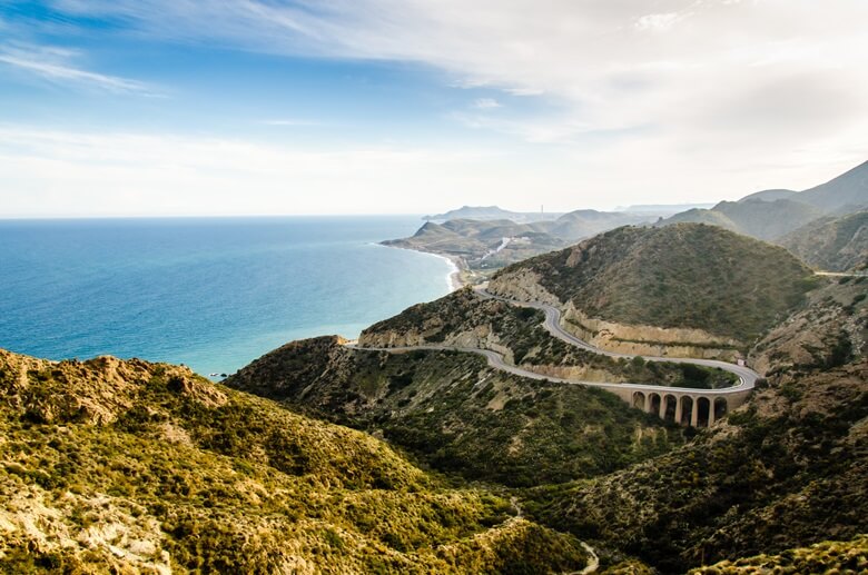 Kurvige Straße an der Südostküste Spaniens