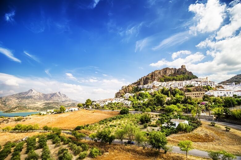 Traumhafte Hügellandschaft mit Bergdörfern in Andalusien