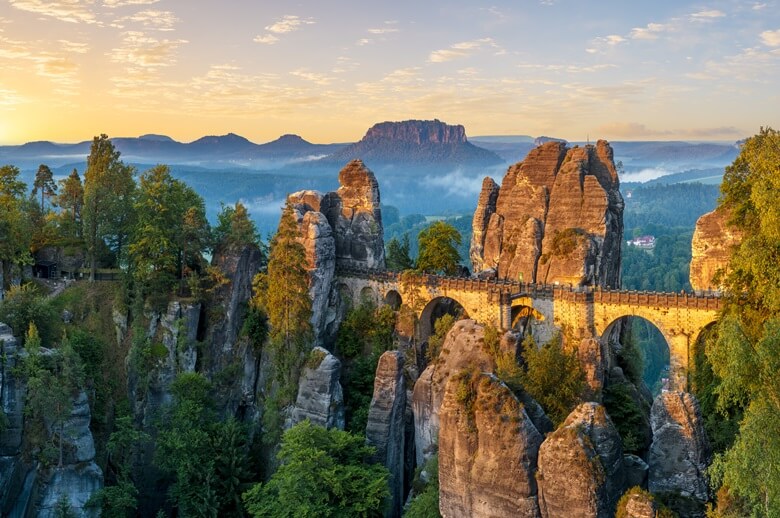 Die spektakuläre Basteibrücke im deutschen Nationalpark Sächsische Schweiz bei Sonnenutnergang