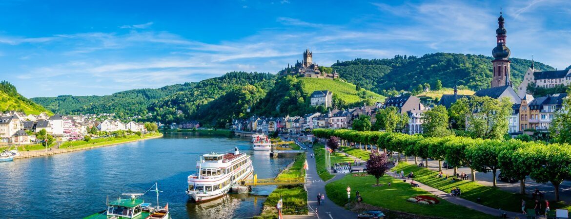 Blick über die Mosel in der Kleinstadt Cochem in Deutschland