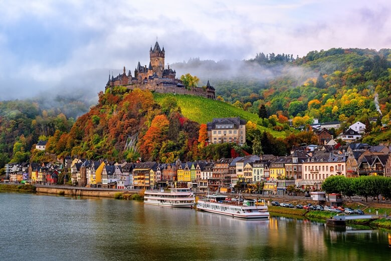 Die wunderschöne Kleinstadt Cochem mit der gleichnamigen Burg im Moseltal