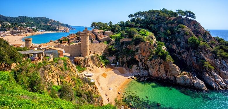 Küstenstadt Tossa del Mar mit alter Burganlage und strahlend blauem Meer