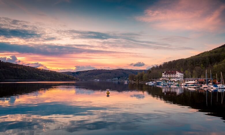 Edersee in Hessen bei Sonnenuntergang