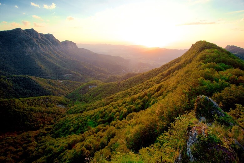 Vulkanregion Garrotxa im spanischen Katalonien bei Sonnenuntergang