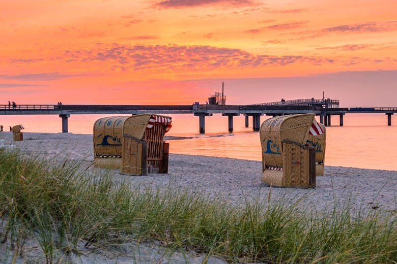 Romantische Strandkorb-Stimmung am Strand von Heiligenhafen in Deutschland