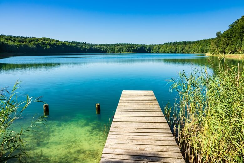 Steg an der Mecklenburger-Seenplatte an einem sonnigen Tag