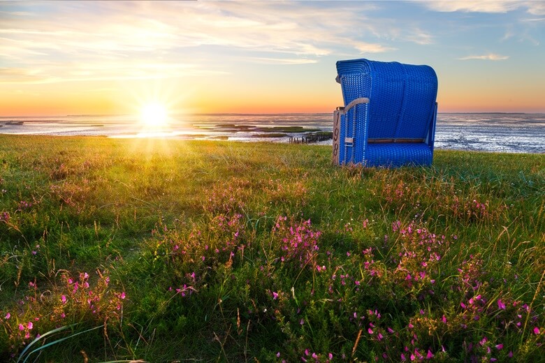 Strandkorb bei Sonnenuntergang in Ostfriesland