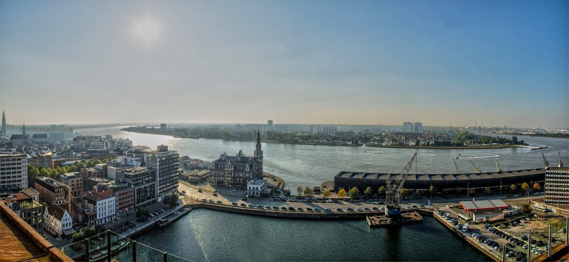 Autos parken an der Schelde in Antwerpen