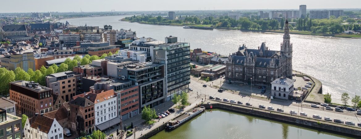 Parkplätze an der Schelde im Zentrum von Antwerpen