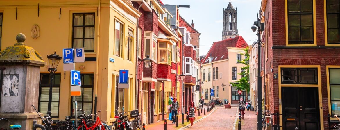 Parkplätze in Utrecht mit Blick auf den Dom