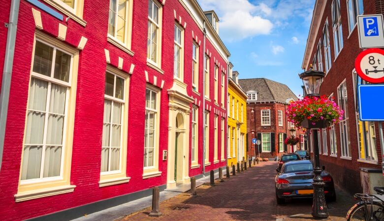 Auto parkt in einer Seitenstraße in Utrecht