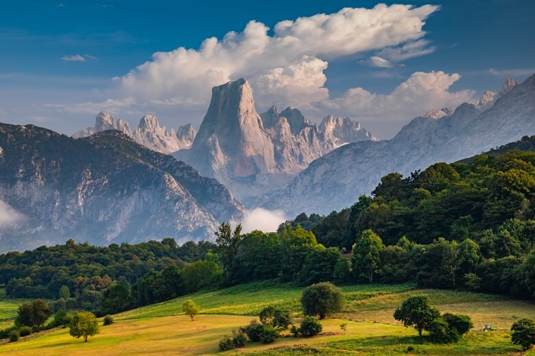 Blick auf die Gipfel der Picos de Europa in Nordspanien