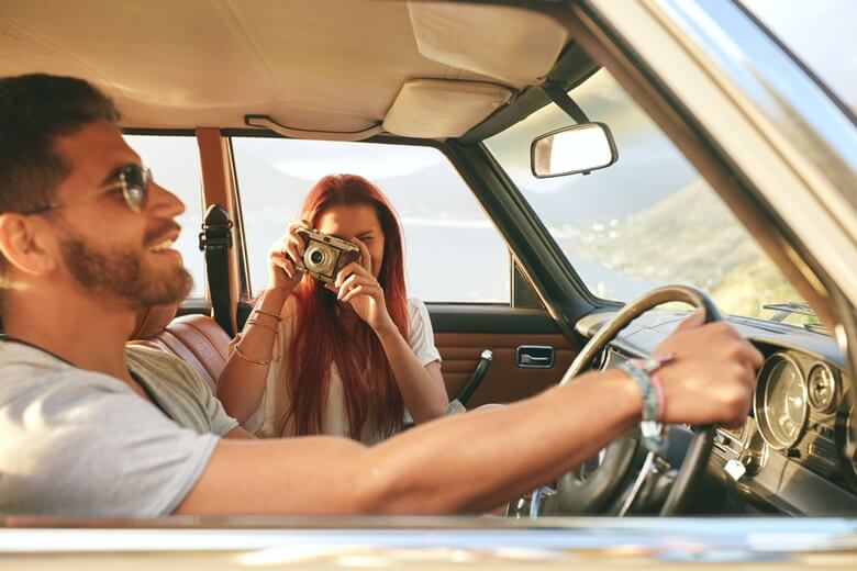 Zwei Freunde im Auto während einem Roadtrip