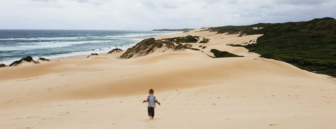 Kleinkind am Strand in Südafrika