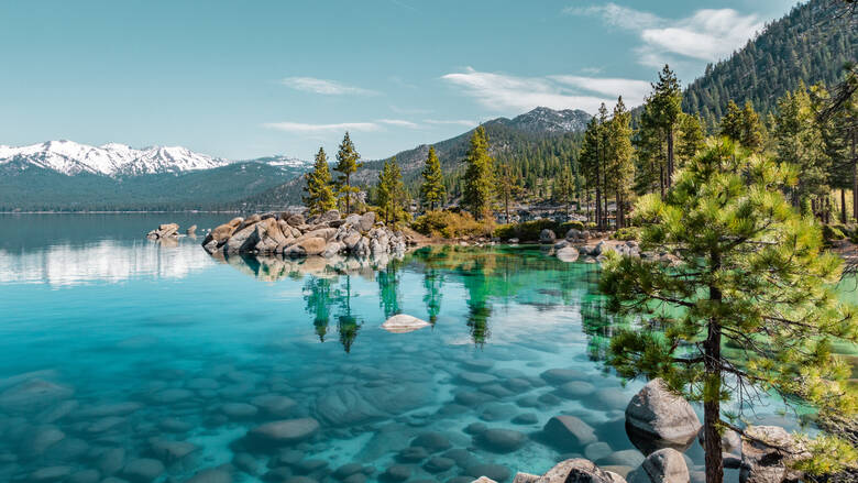 Blick auf den blauen Lake Tahoe in Kalifornien