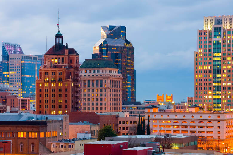 Hochhäuser am Abend in Sacramento