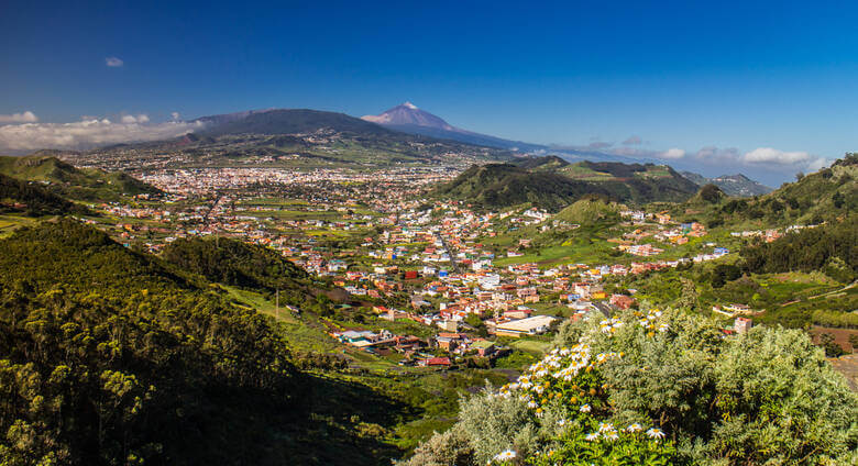 Nationalpark-Teide mit Bergstadt im Vordergrund, Teneriffa