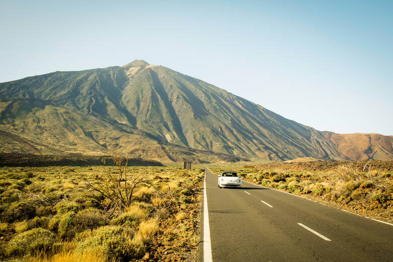 Auto vor dem Berg Teide auf Teneriffa