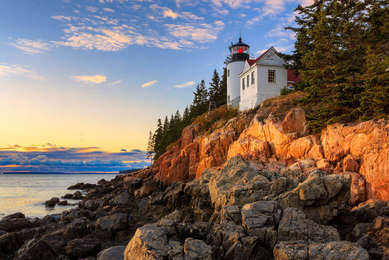 Leuchtturm an der Küste im Acadia-Nationalpark, USA