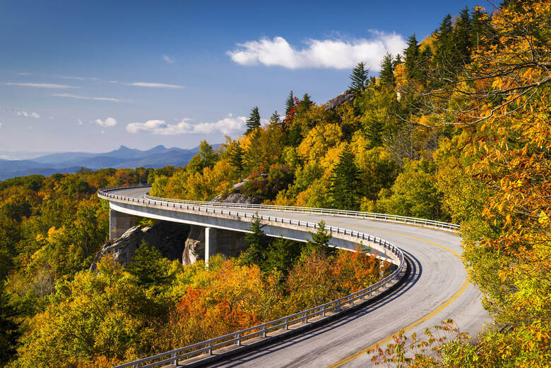 Straßenkurve im Herbst in den Appalachen