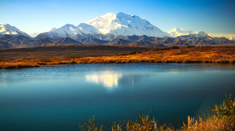 Berge und Seen im Denali-Nationalpark in Alaska