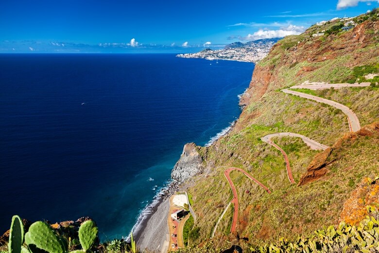 Serpentinen führen zum Strand Ponta do Garajau auf Madeira