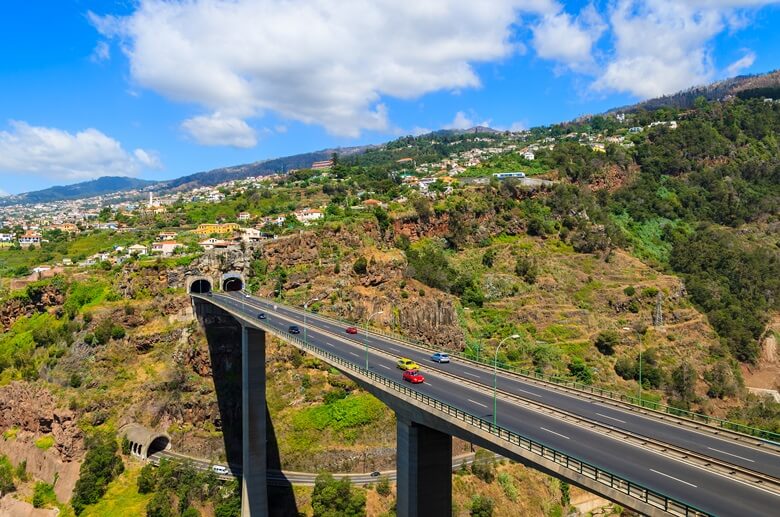 Straße führt durch die Berge von Madeira