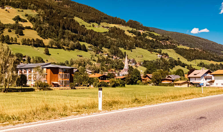 Kleiner Ort in den österreichischen Alpen am Windkogel