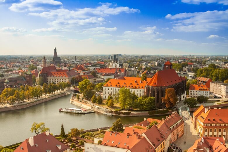 Blick über die polnische Stadt Breslau mit ihren vielen Brücken und Kanälen