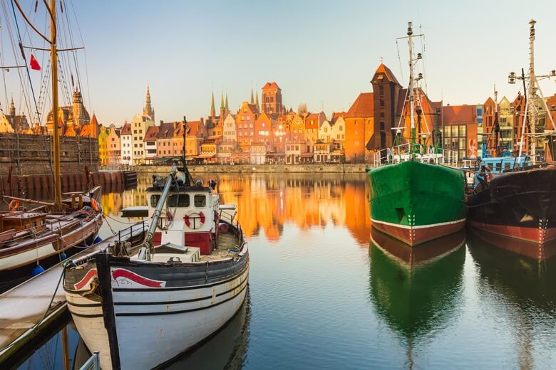 Fischerboote liegen im Hafen der polnischen Stadt Danzig