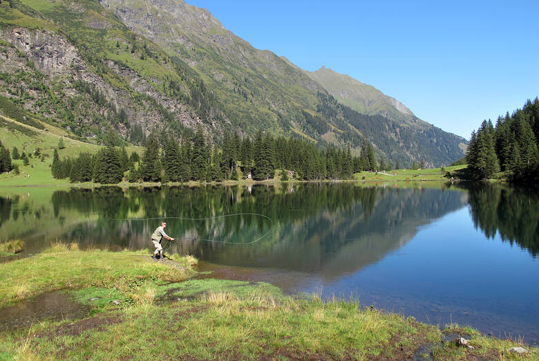 Mann angelt am Hintersee in Österreich