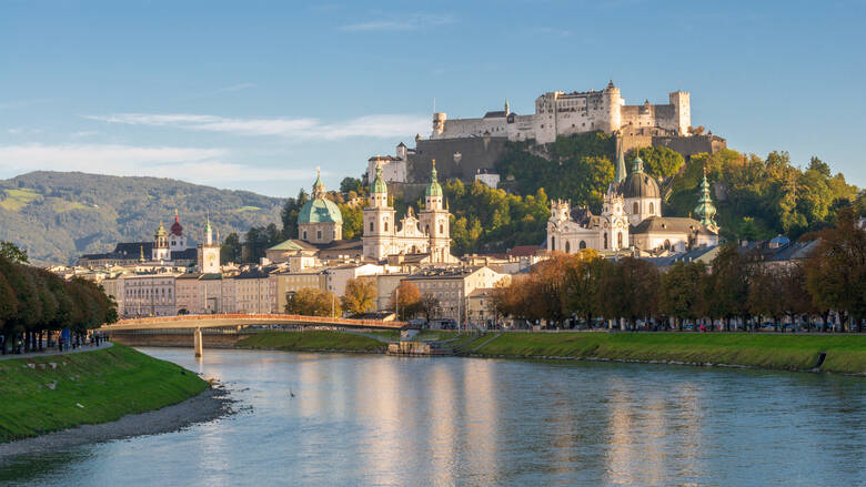 Panorama von Salzburg zur blauen Stunde im Herbst