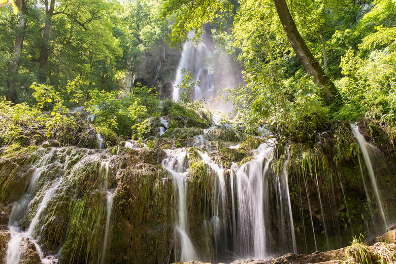 Uracher Wasserfall zwischen grünen Bäumen