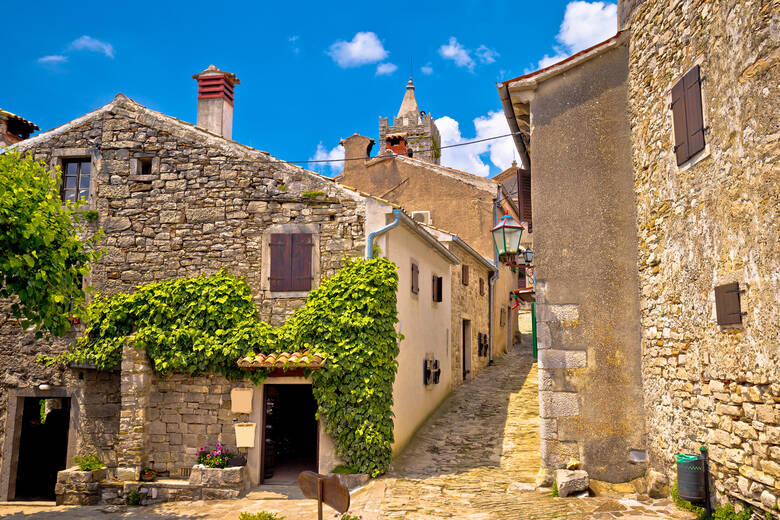 Gassen und Steinhäuser in dem Städtchen Hum in Kroatien