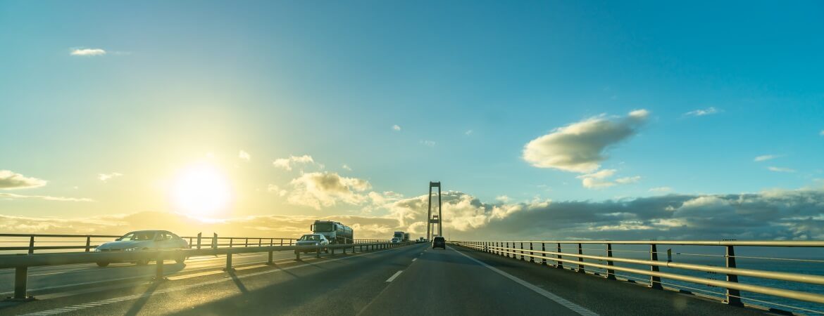 Autos fahren über die Öresund-Brücke zwischen Dänemark und Schweden