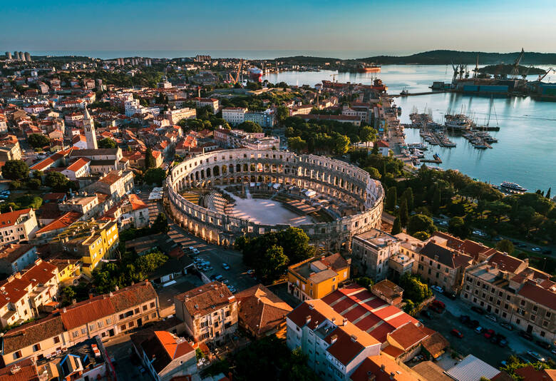 Blick auf das Amphitheater in Pula