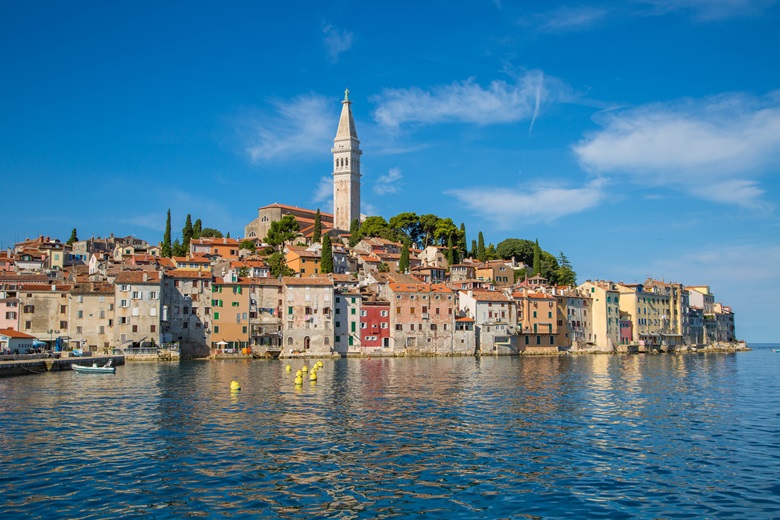 Die Altstadt von Rovinj und das Meer in Kroatien