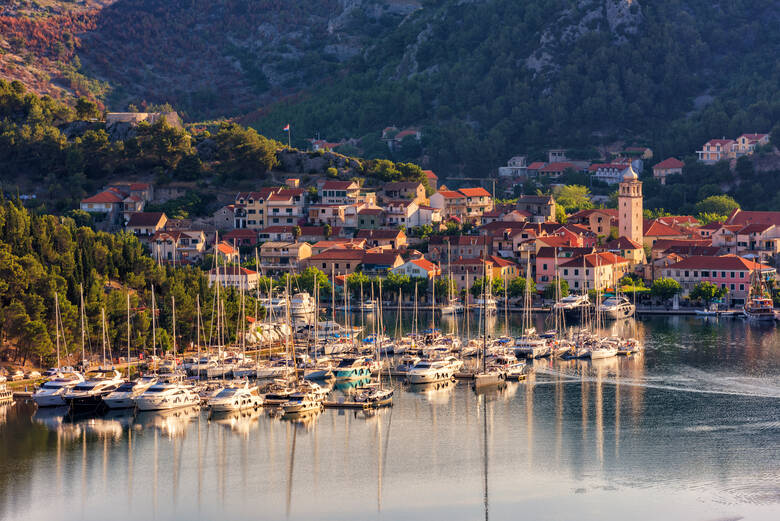 Boote und Häuser in der kroatischen Stadt Skradin