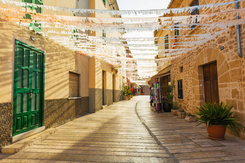 Altstadtgasse in der Stadt Alcúdia auf Mallorca