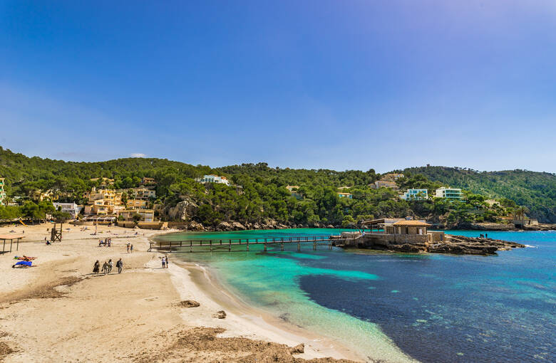 Strand in der kleinen Stadt Andratx auf Mallorca 