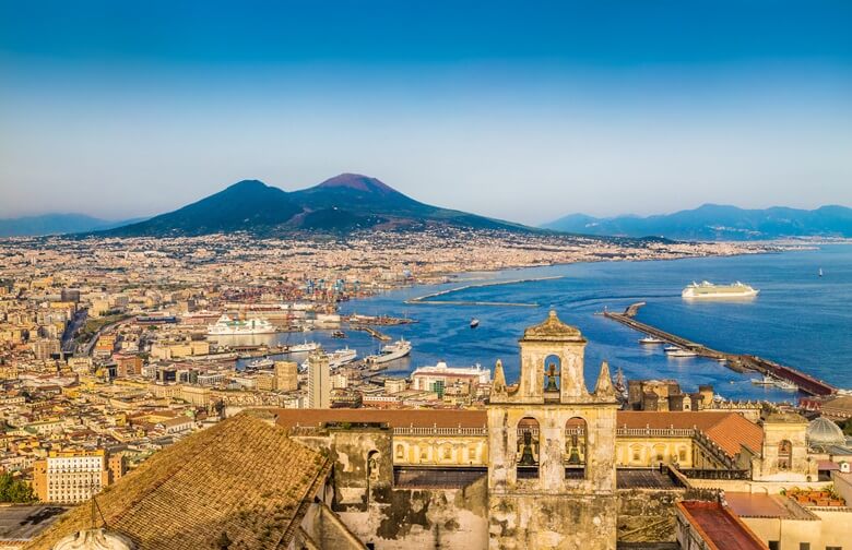 Blick über Neapel mit Vulkan Vesuv in Italien