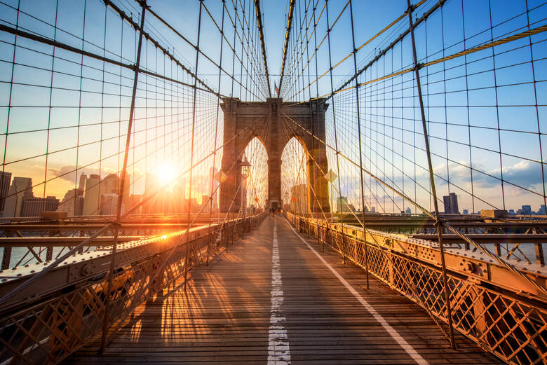 Die Brooklyn Bridge in New York am Abend 