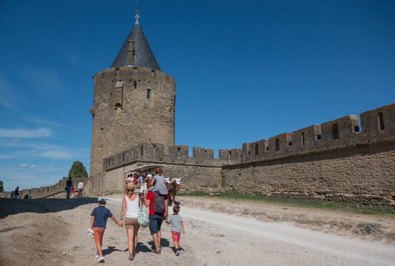 Familie schaut sich eine alte Burg in Carcasonne in Frankreich an